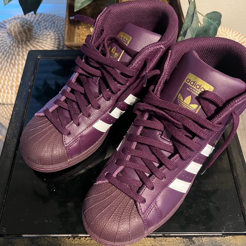Adidas Burgundy Sneakers Classic Shell Toe Design size Men’s 6 Women’s 8